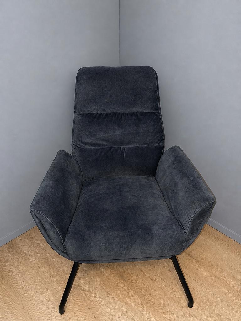 Comfortabele donkerblauwe fauteuil met metalen poten, Ophalen of Verzenden, Zo goed als nieuw, Stof, 75 tot 100 cm