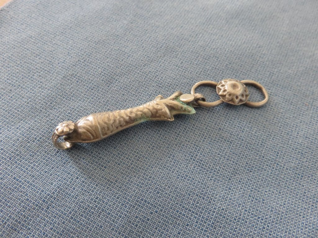 Antieke hanger van vis in zilverhoudende legering 20e eeuw, Sieraden, Tassen en Uiterlijk, Ophalen of Verzenden, Overige materialen