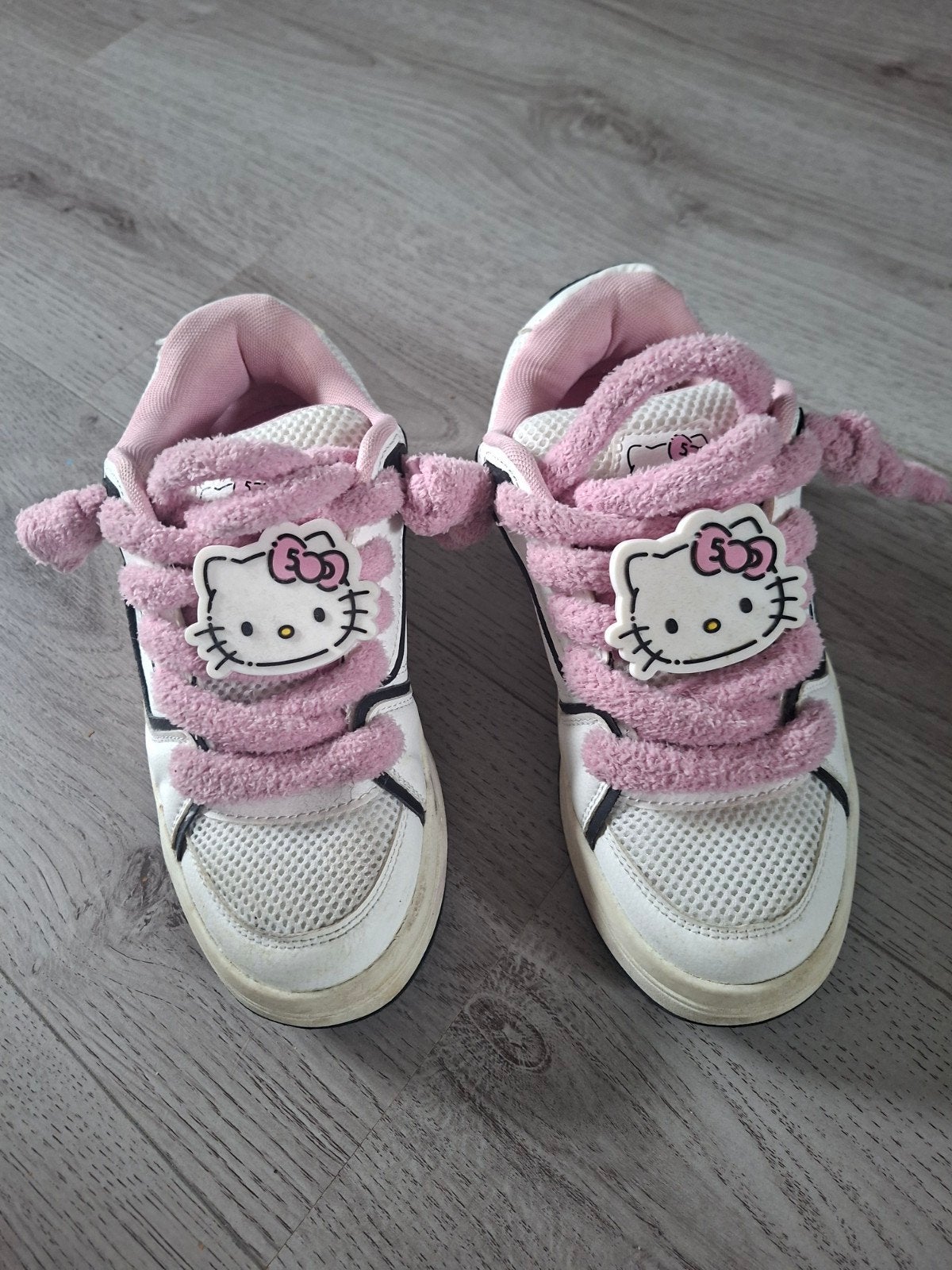 Bershka Hello Kitty schoenen mt 36, weinig gedragen., Ophalen of Verzenden, Zo goed als nieuw, Zwart, Sneakers of Gympen