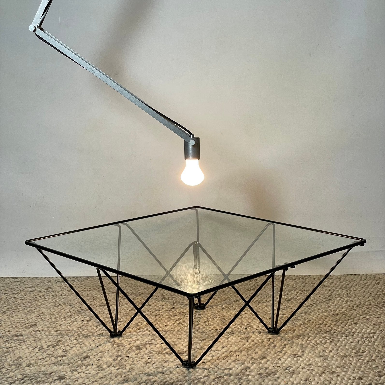 Vintage salontafel metalen pyramide frame met glasplaat, Huis en Inrichting, Ophalen, Gebruikt, 50 tot 100 cm, Vierkant