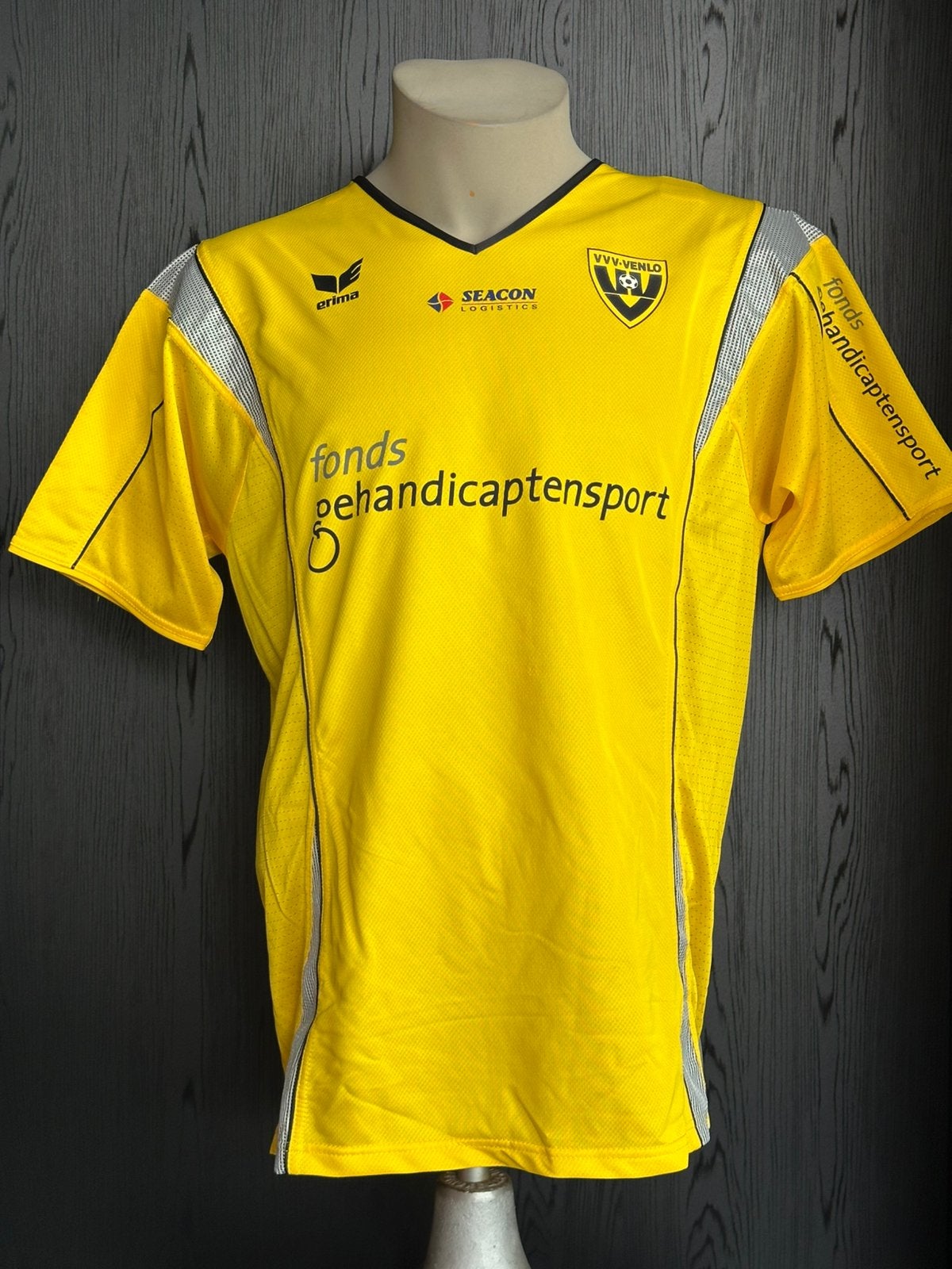 Uniek eenmalig VVV-Venlo tenue Fonds Gehandicapten Spor, Maat M, Ophalen of Verzenden, Nieuw, Shirt