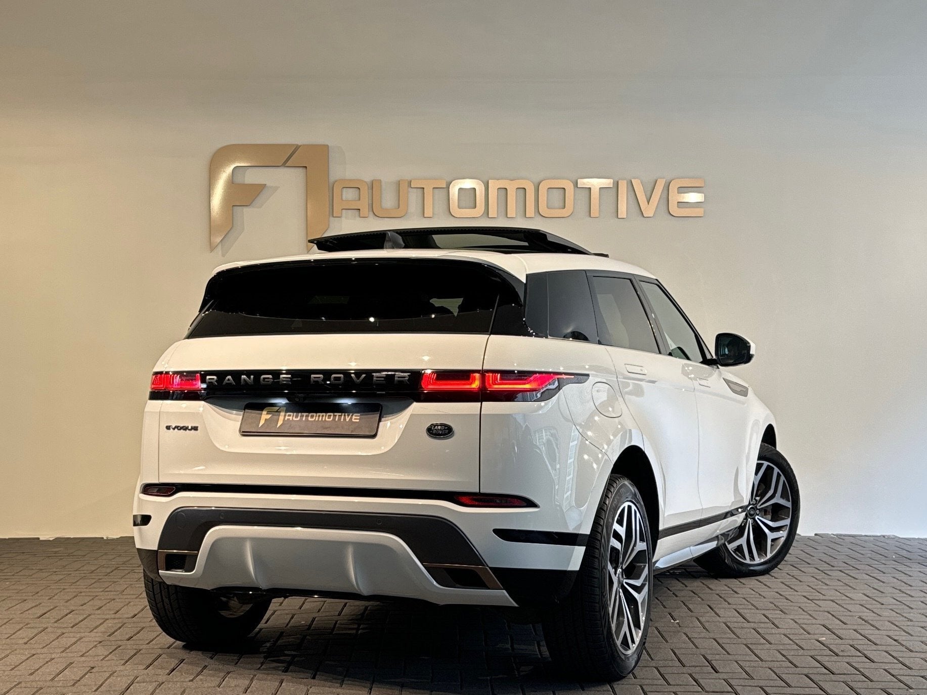 Land Rover Range Rover Evoque 2.0 P200 AWD R-Dynamic Pano, Auto's, Land Rover, 1800 kg, 4 cilinders, Wit, Bedrijf