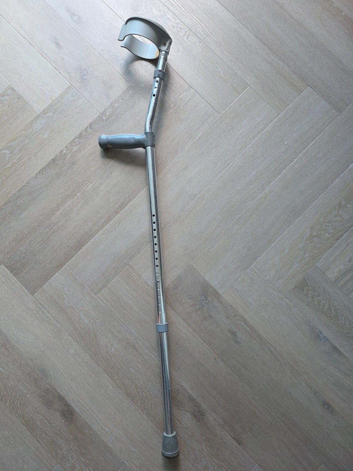Grijze Elleboogkruk / Loopkruk - In lengte verstelbaar, Ophalen of Verzenden, Gebruikt