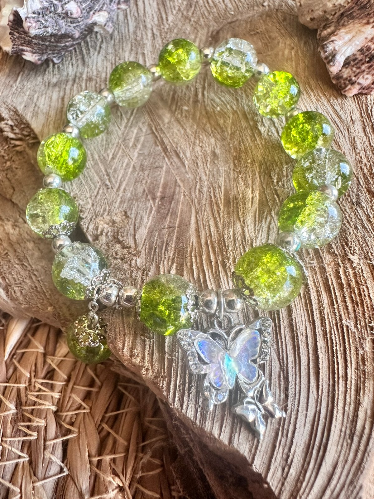 Prachtige glaskralen armband met vlinderbedel – Boho Chic