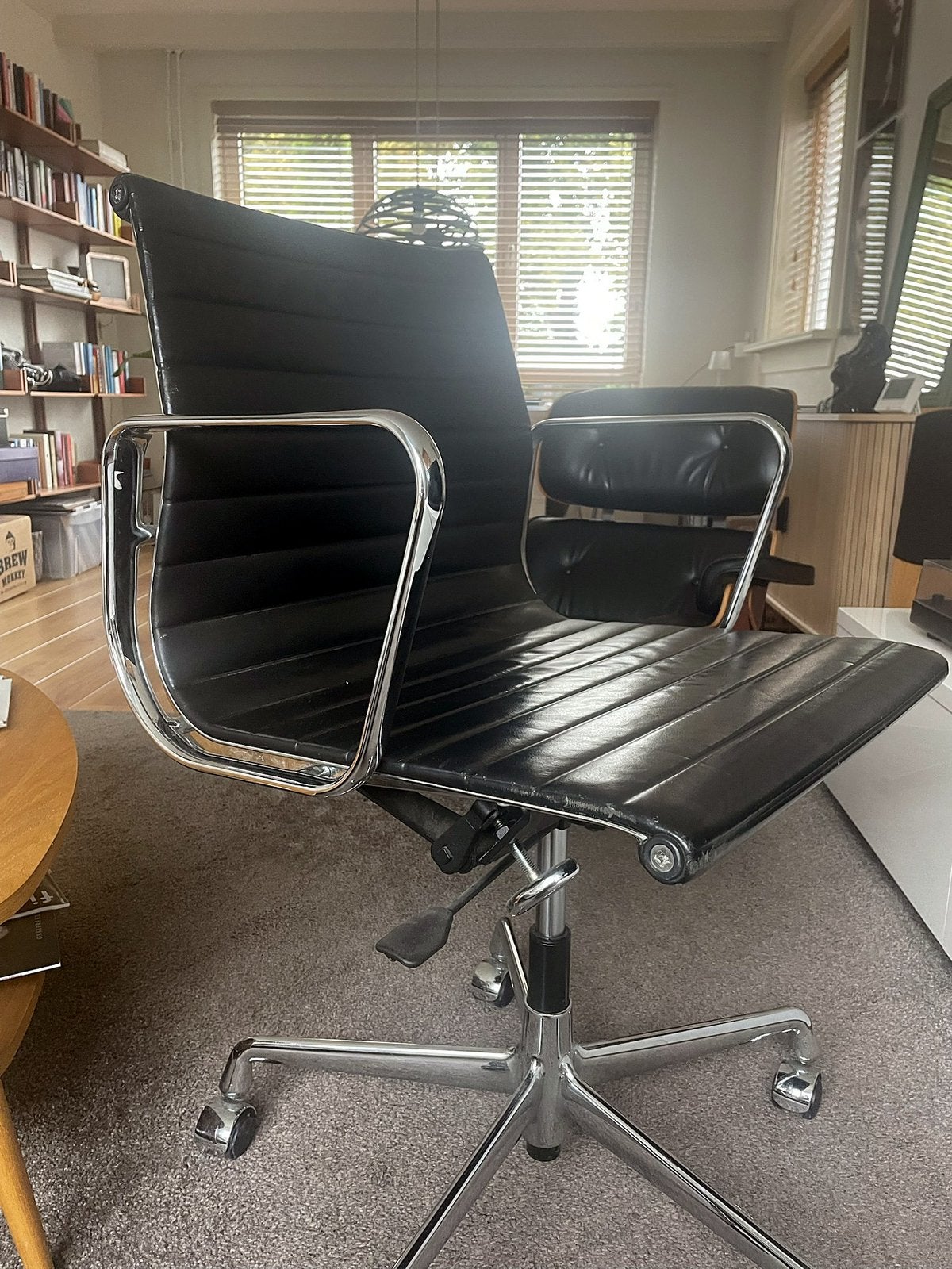 Dit is de Vitra Eames Chair (EA 117), Ophalen, Gebruikt, Zwart, Bureaustoel
