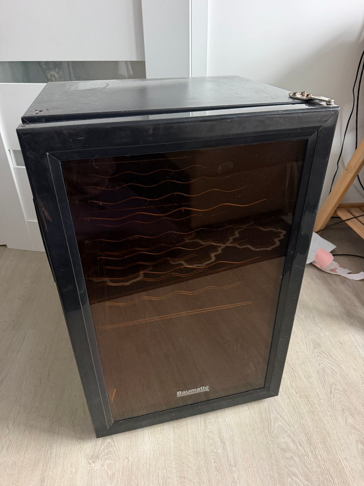 Baumatic BW28BL Wijnkoelkast - 65L, Witgoed en Apparatuur, Minder dan 45 cm, Minder dan 75 liter, Ophalen, 85 tot 120 cm