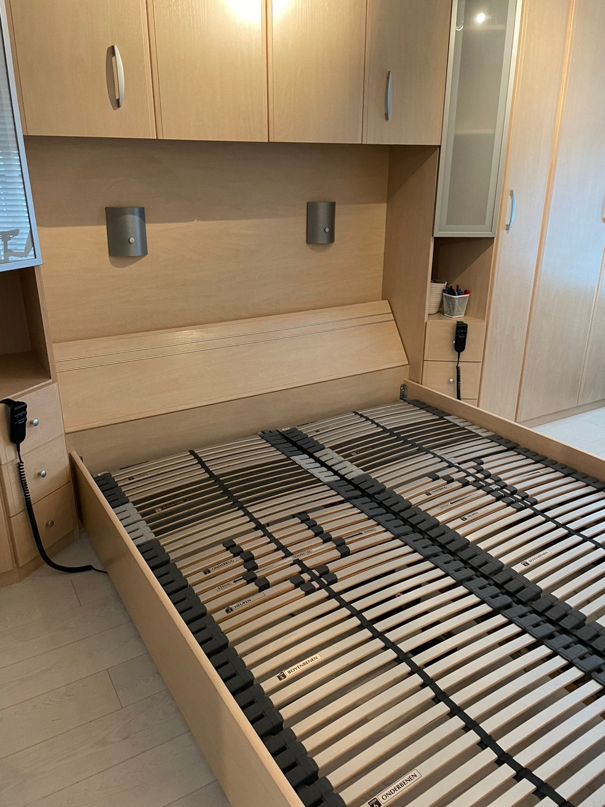Twee Bossflex 640EL electrische lattenbodems 80x200 cm, Ophalen, Zo goed als nieuw, Eenpersoons
