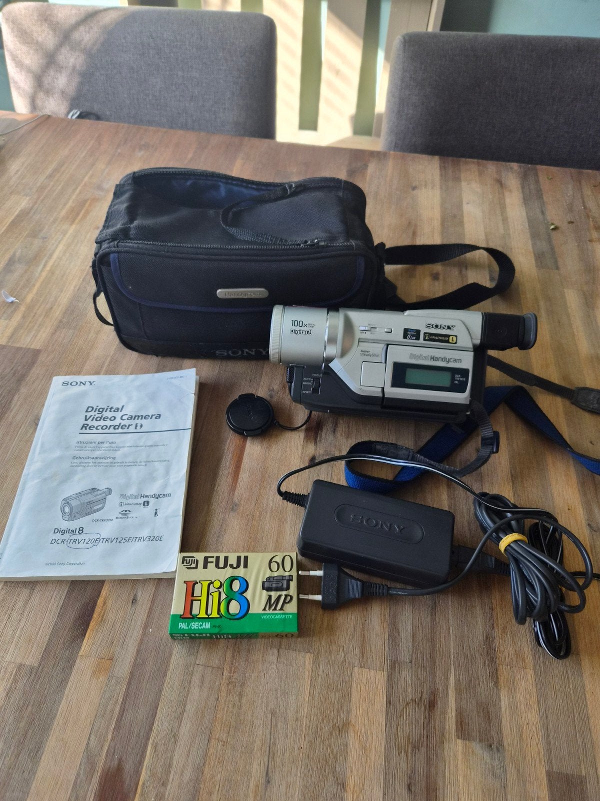Sony DCR-TRV120E Digital8 Handycam met accessoires, Gebruikt, 20x of meer, Overige soorten, Ophalen of Verzenden