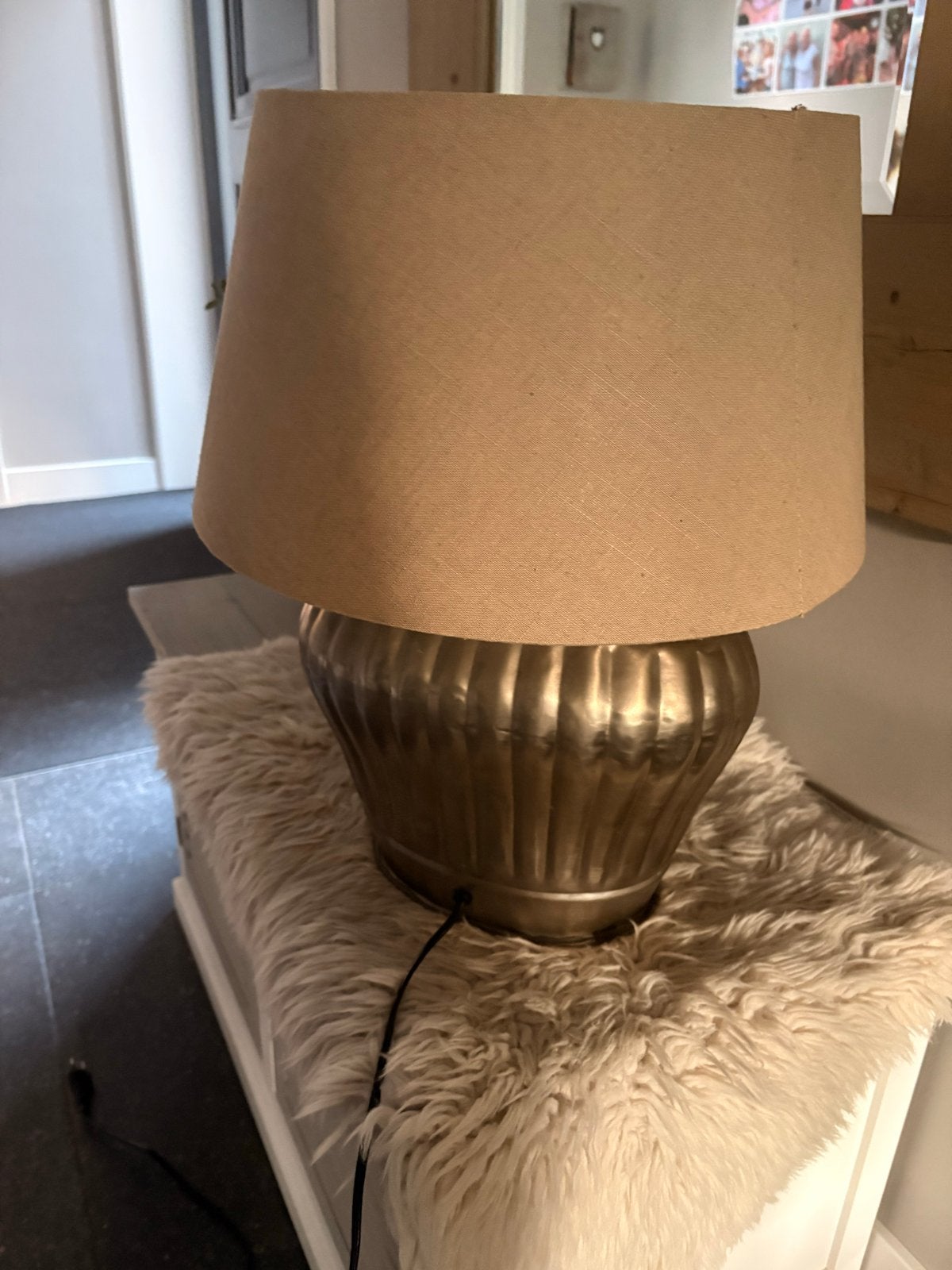 Stijlvolle schemerlamp met goudkleutige voet en beige kap, Gebruikt, Riviera Maison, Met kap, Ophalen