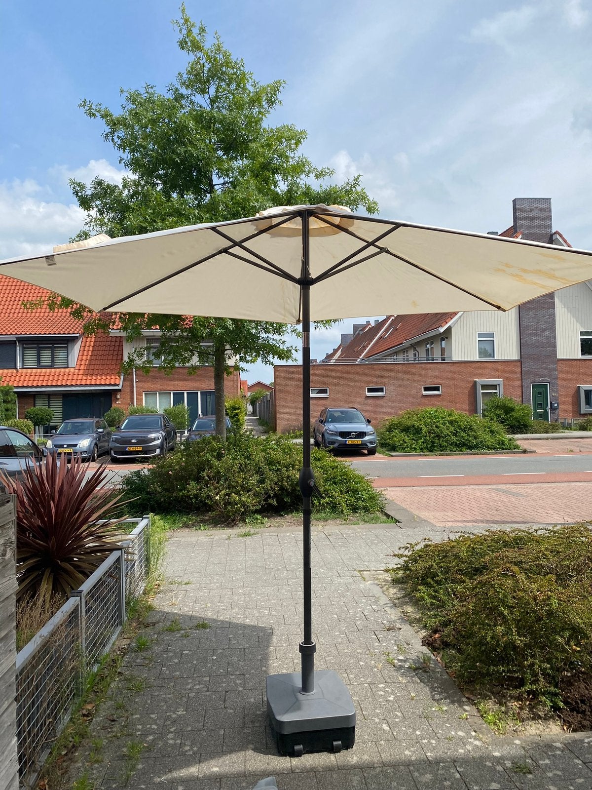 Parasol wit met beschermhoes en voet, Ophalen, Gebruikt, Stokparasol