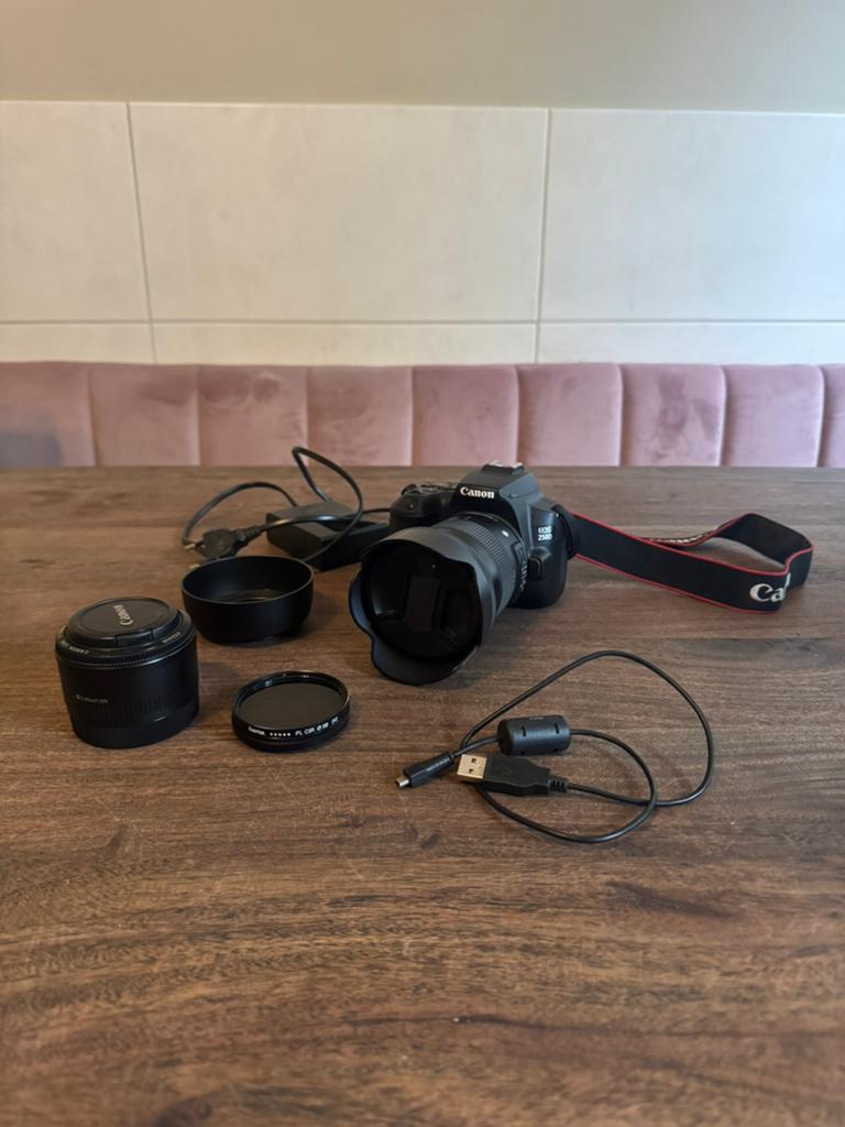 Canon EOS 250d met Sigma 17-70mm 2.8 en 50mm 1.8 Canon lens, Audio, Tv en Foto, Fotocamera's Digitaal, Ophalen of Verzenden, Zo goed als nieuw
