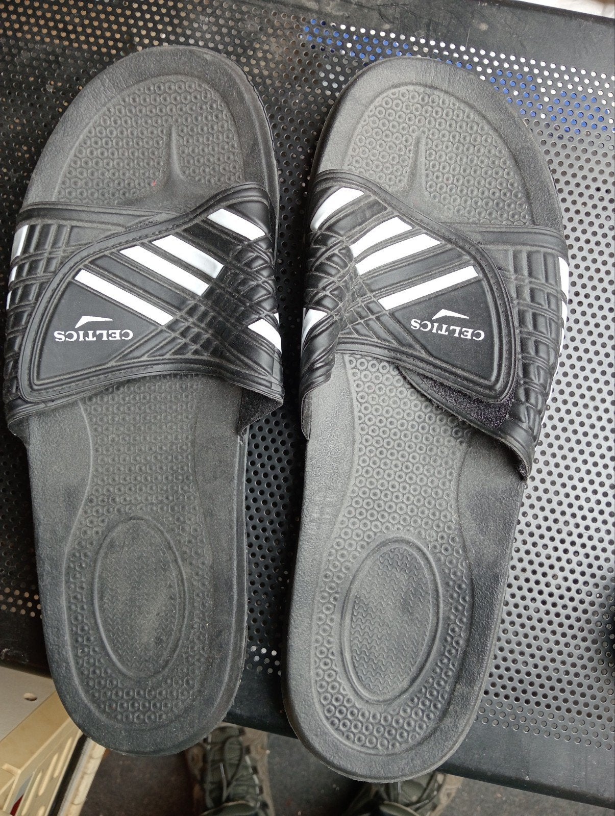 Badslippers met klittenband - Maat 46, Kleding | Heren, Schoenen, Zo goed als nieuw, Slippers, Zwart, Ophalen of Verzenden