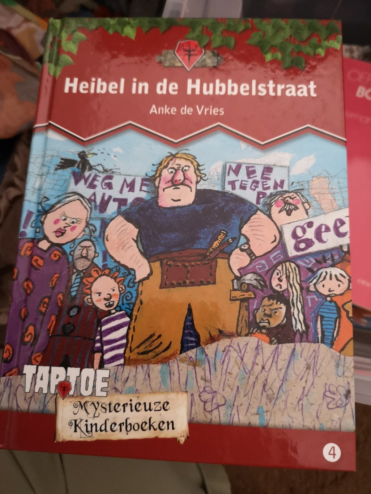Heibel in de Hubbelstraat - Anke de Vries, Ophalen of Verzenden, Zo goed als nieuw, Anke de Vries, Fictie algemeen