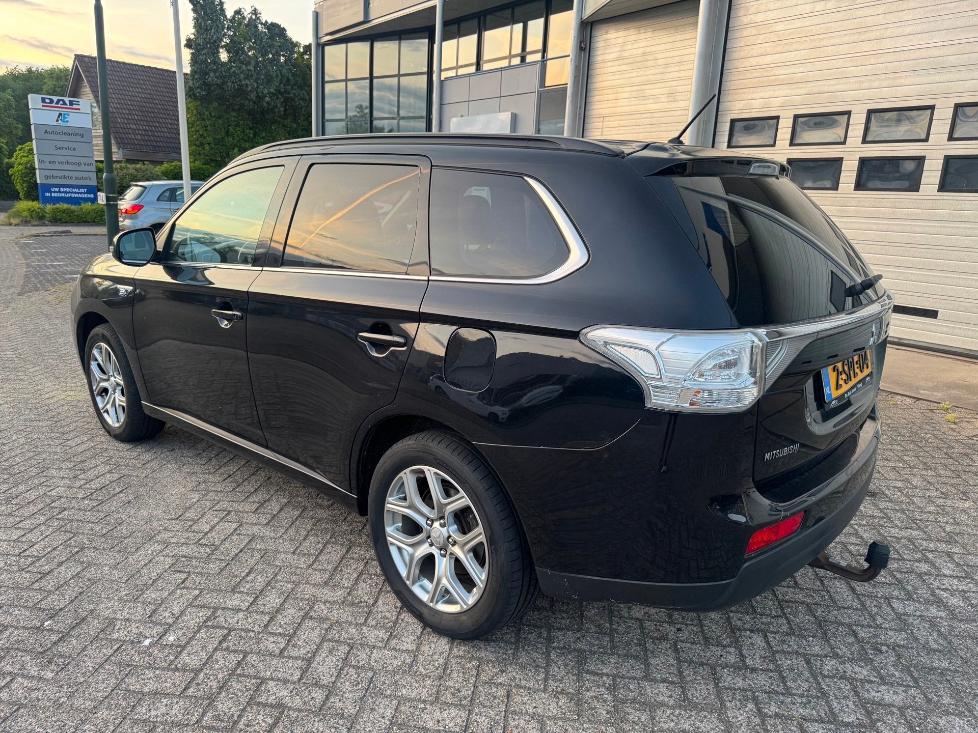 Mitsubishi Outlander 2.0 PHEV Instyle Schuifdak, Camera, Lee, Auto's, Mitsubishi, 4 cilinders, Stoelverwarming, Zwart, Vierwielaandrijving
