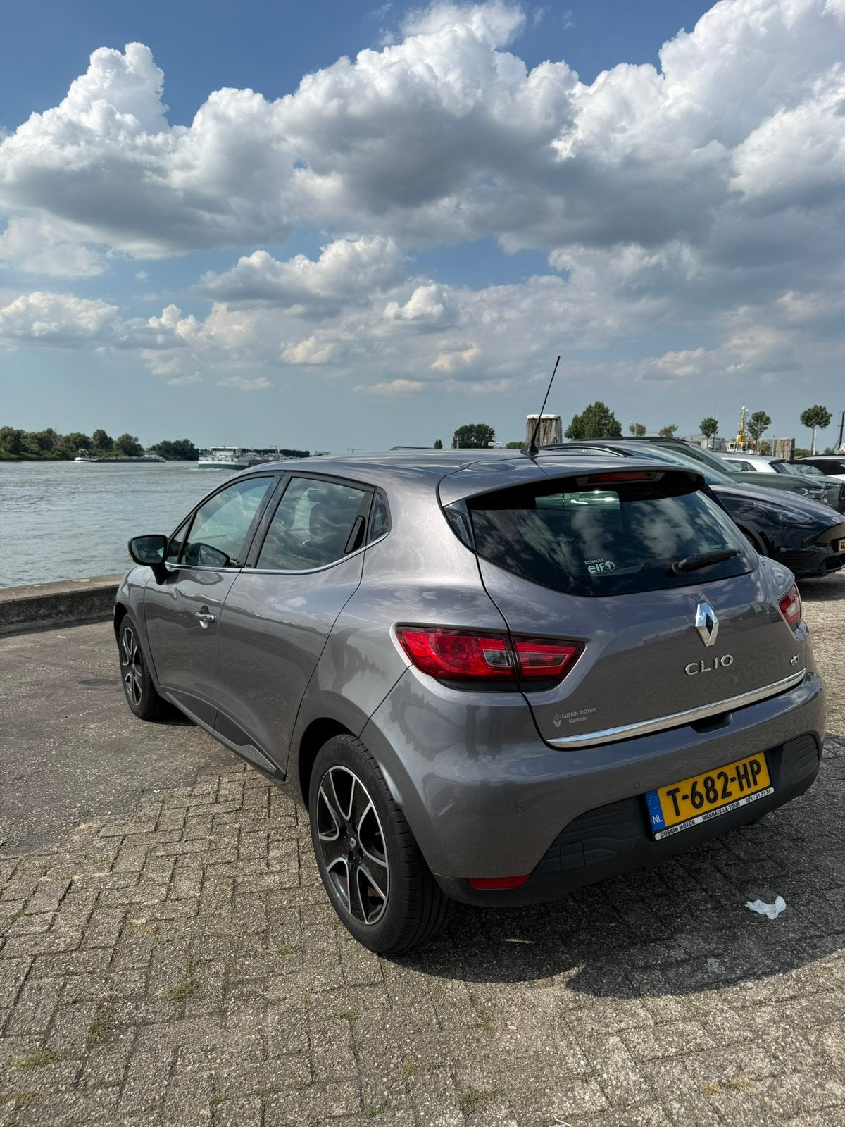 Renault Clio 1.5 DCI DIESEL 5-DRS AUT 2014 Grijs, Auto's, 4 cilinders, 610 kg, Diesel, 111 €/maand