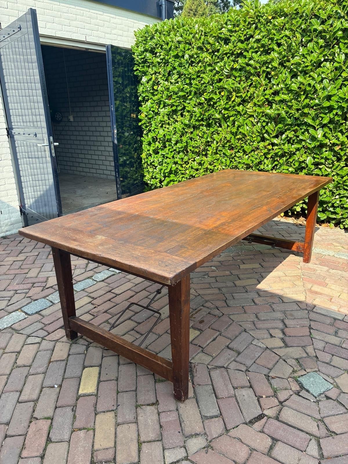 Robuuste houten tafel met metalen versteviging, Ophalen