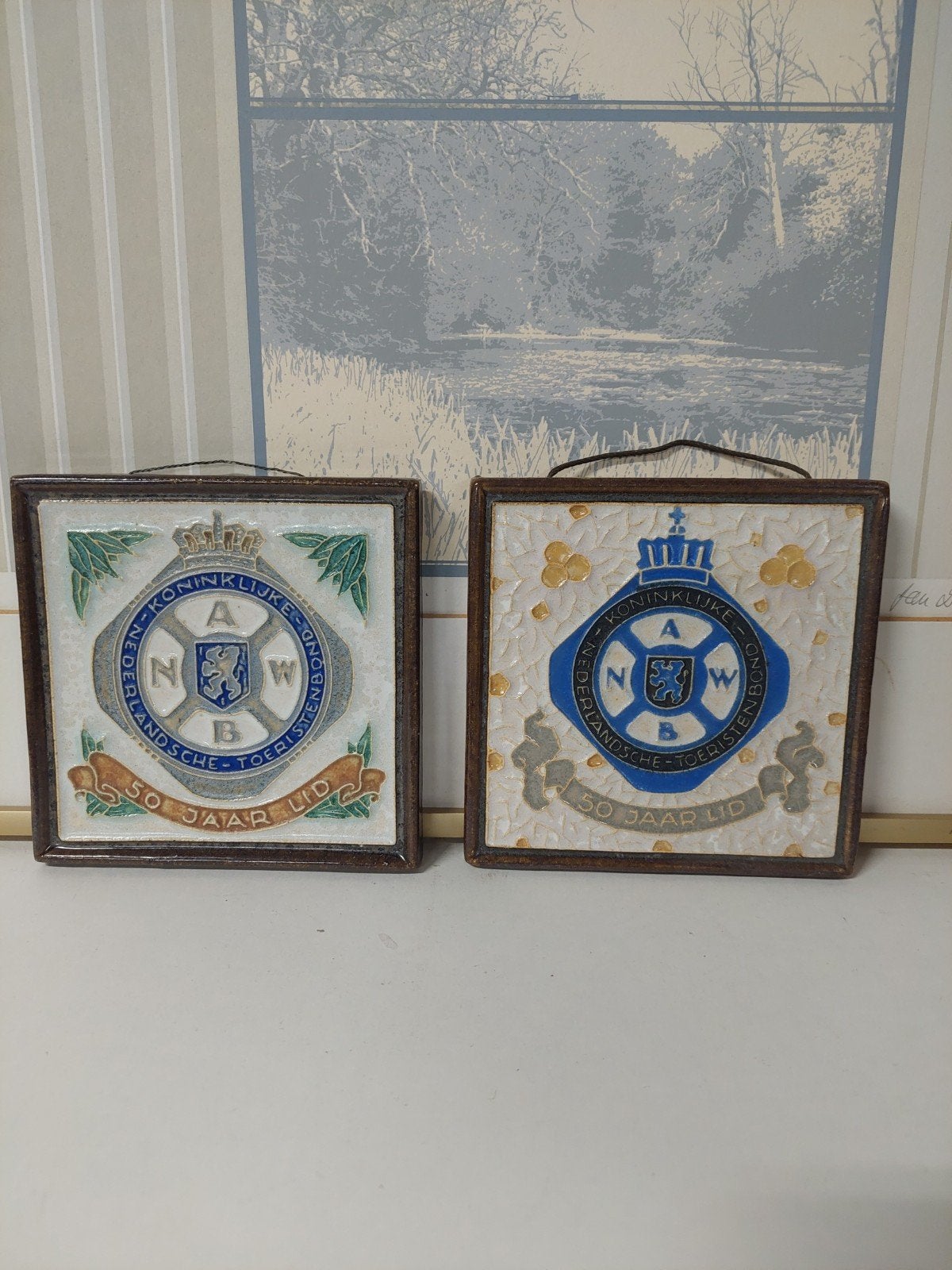 2 Fraaie gave cloisonne tegels: ANWB 50 Jaar, Antiek en Kunst, Antiek | Wandborden en Tegels, Ophalen of Verzenden