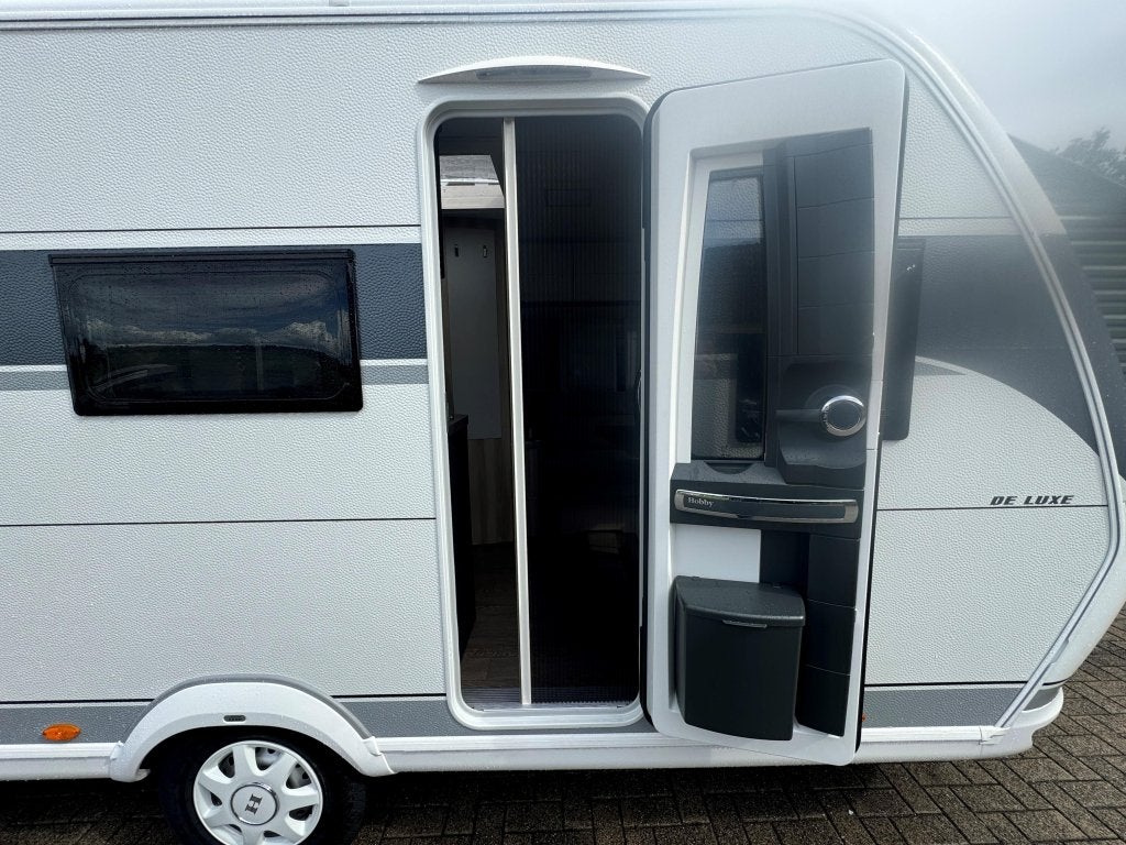 Hobby De Luxe 460 LU enk bed 1ste ned model 2026 voorraad, Caravans en Kamperen, Caravans, Schokbreker, Rondzit, Hobby, Bedrijf