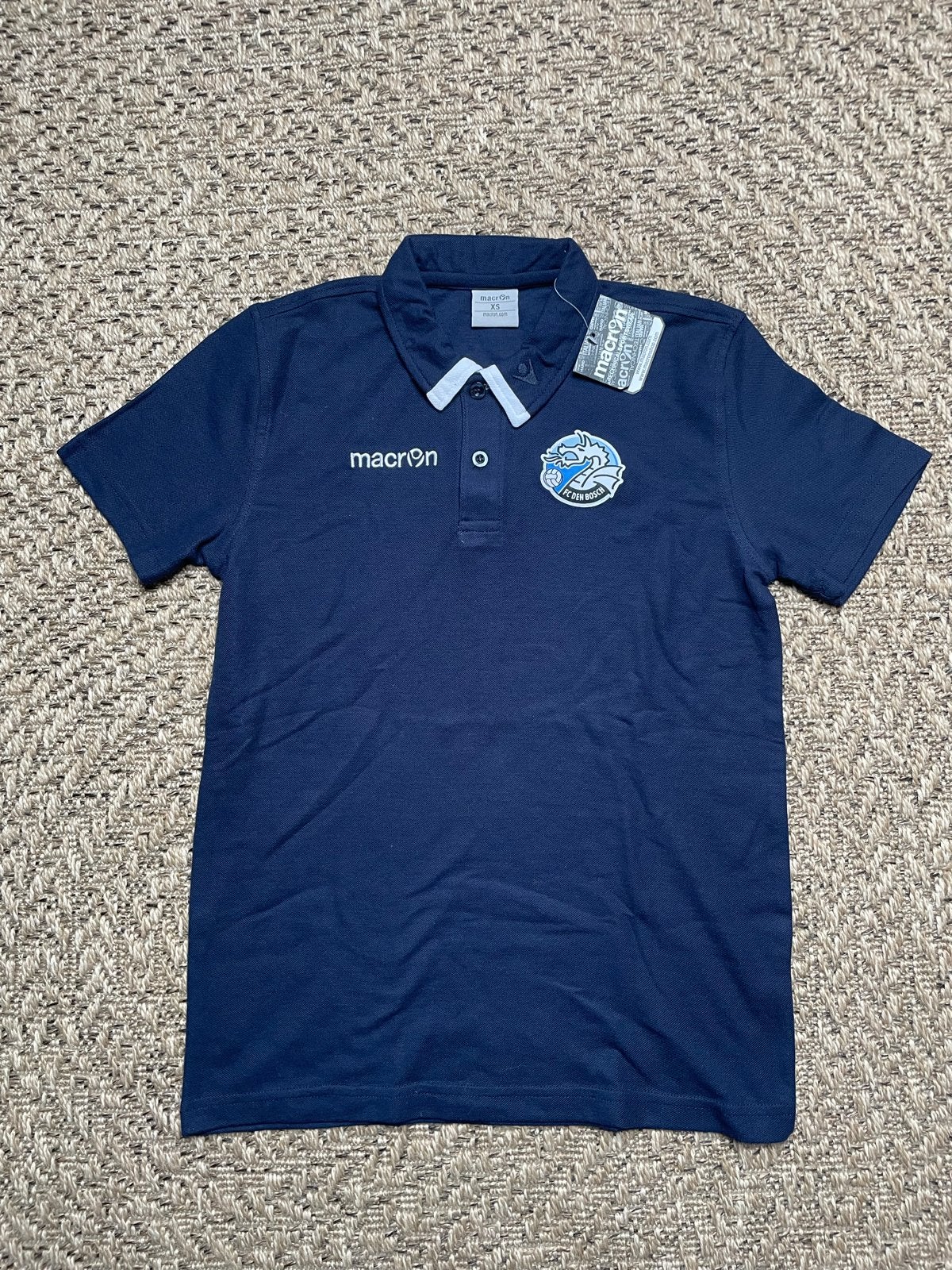 FC Den Bosch Macron Polo Shirt - Nieuw met labels, Ophalen of Verzenden, Nieuw, Maat 46 (S) of kleiner, Blauw