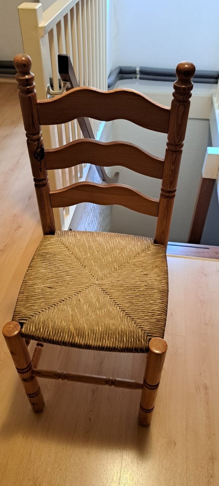 2 Keukenstoeltjes met biezen zitting, Huis en Inrichting, Ophalen, Gebruikt, Twee, Bruin