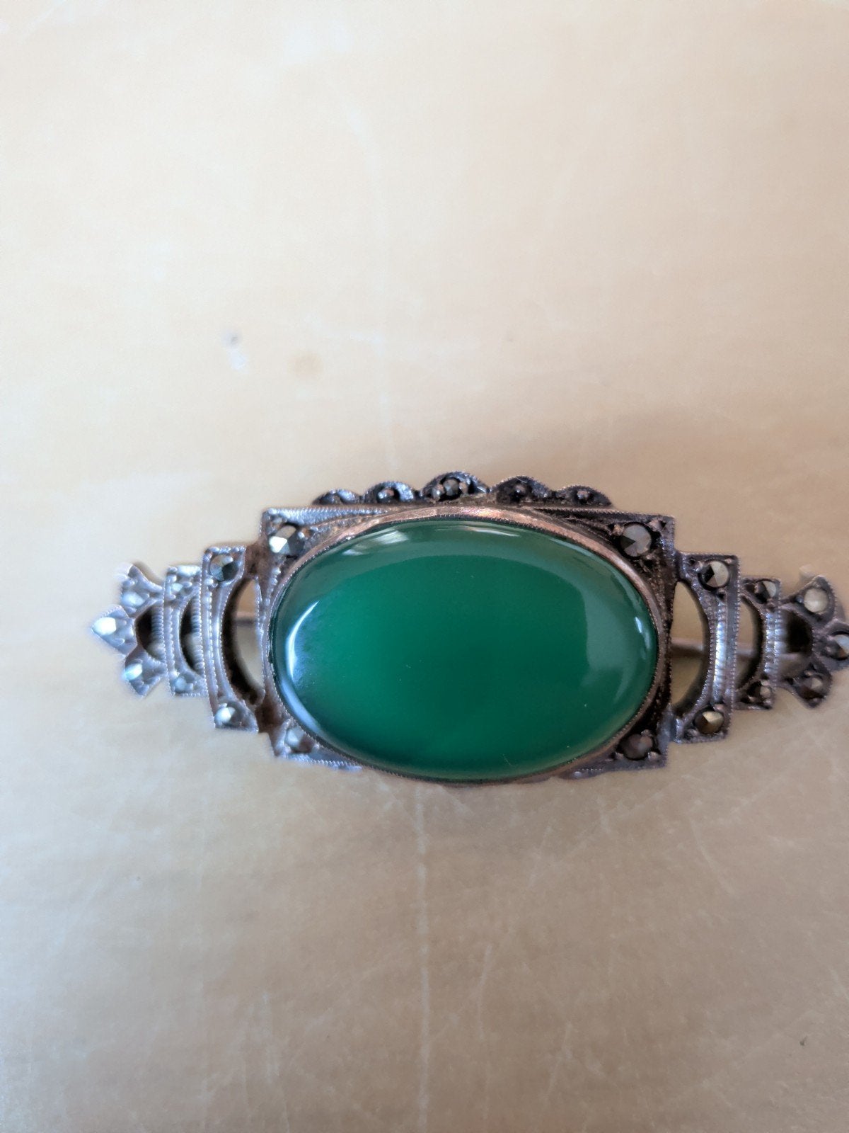 Vintage Broche met Groene Steen en Markasiet, 4 tot 7 cm, Gebruikt, Ophalen of Verzenden, Met edelsteen
