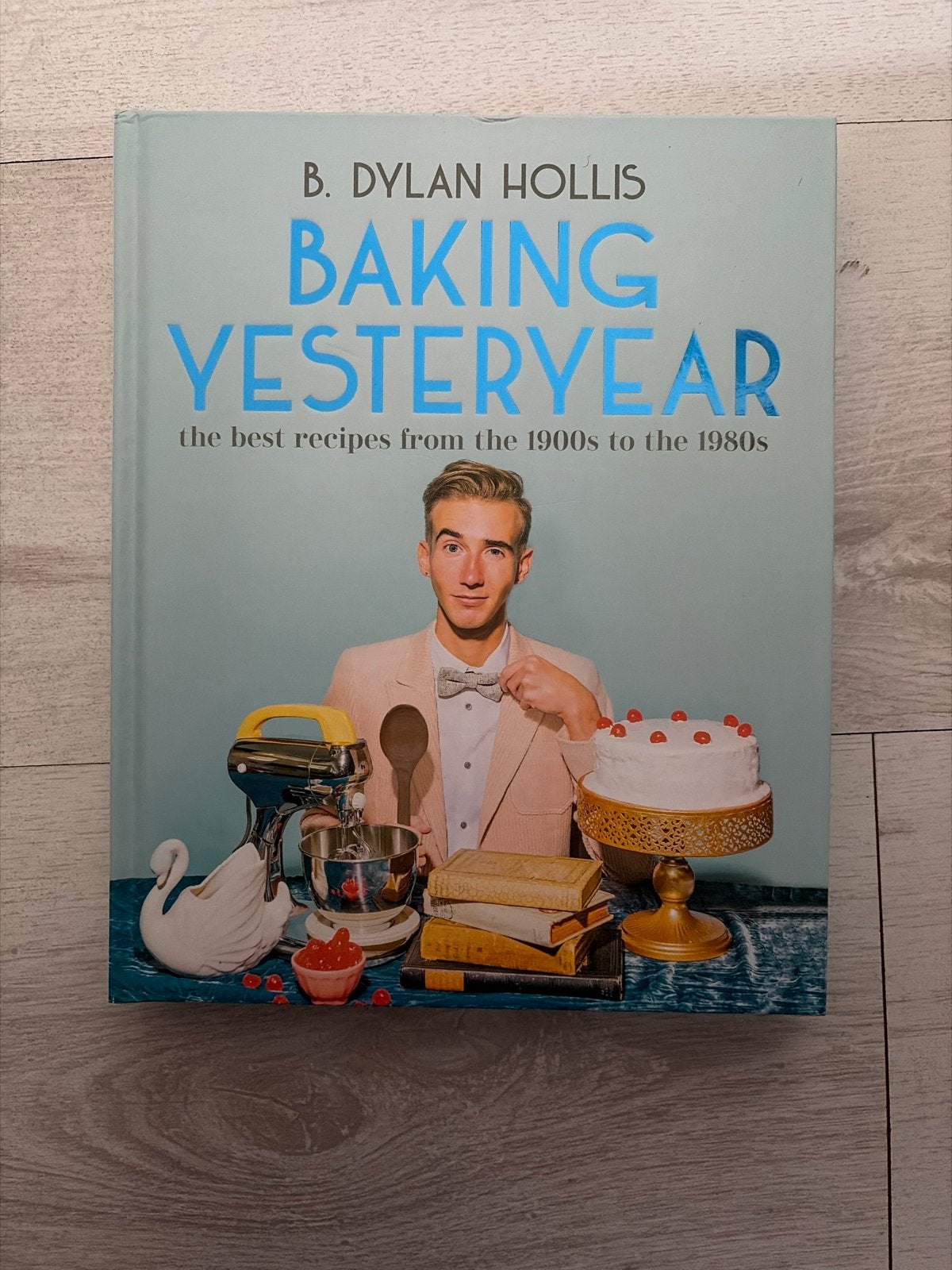 Baking Yesteryear: Recepten uit de 20e Eeuw, Ophalen of Verzenden, Zo goed als nieuw, Taart, Gebak en Desserts
