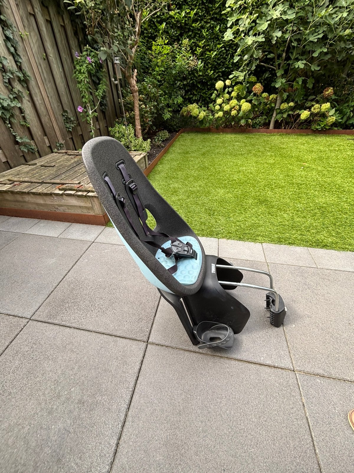 Thule Yepp fietszitje achter blauw, Fietsen en Brommers, Fietsaccessoires | Fietsstoeltjes, Ophalen, Gebruikt