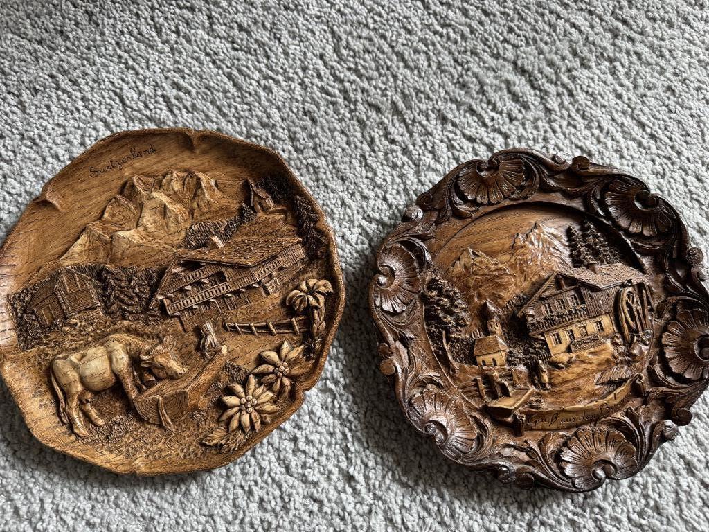 2 Houten Wandborden - buitenland - 23 en 24 cm, Gebruikt, Hout, Vintage, Ophalen of Verzenden