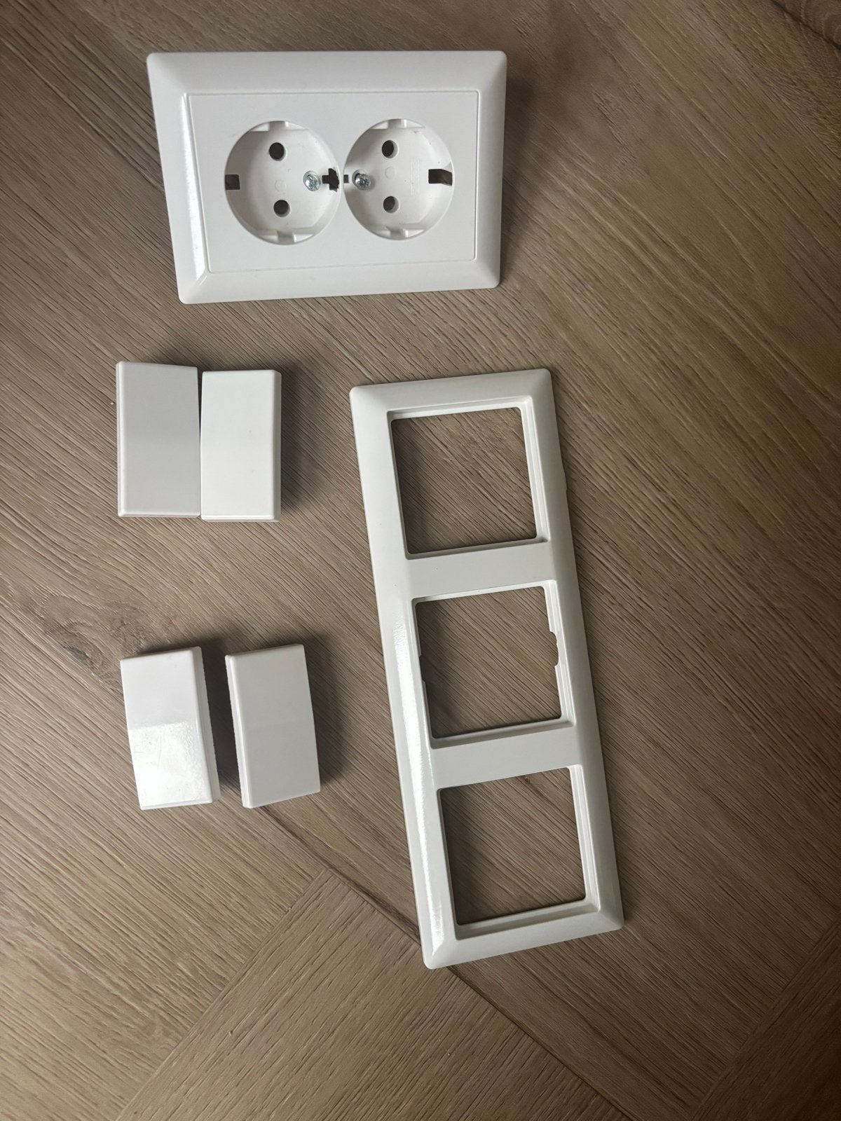 Dubbele wandcontactdoos, 3-voudig afdekraam en blinde kappen, Ophalen, Gebruikt, Stopcontact