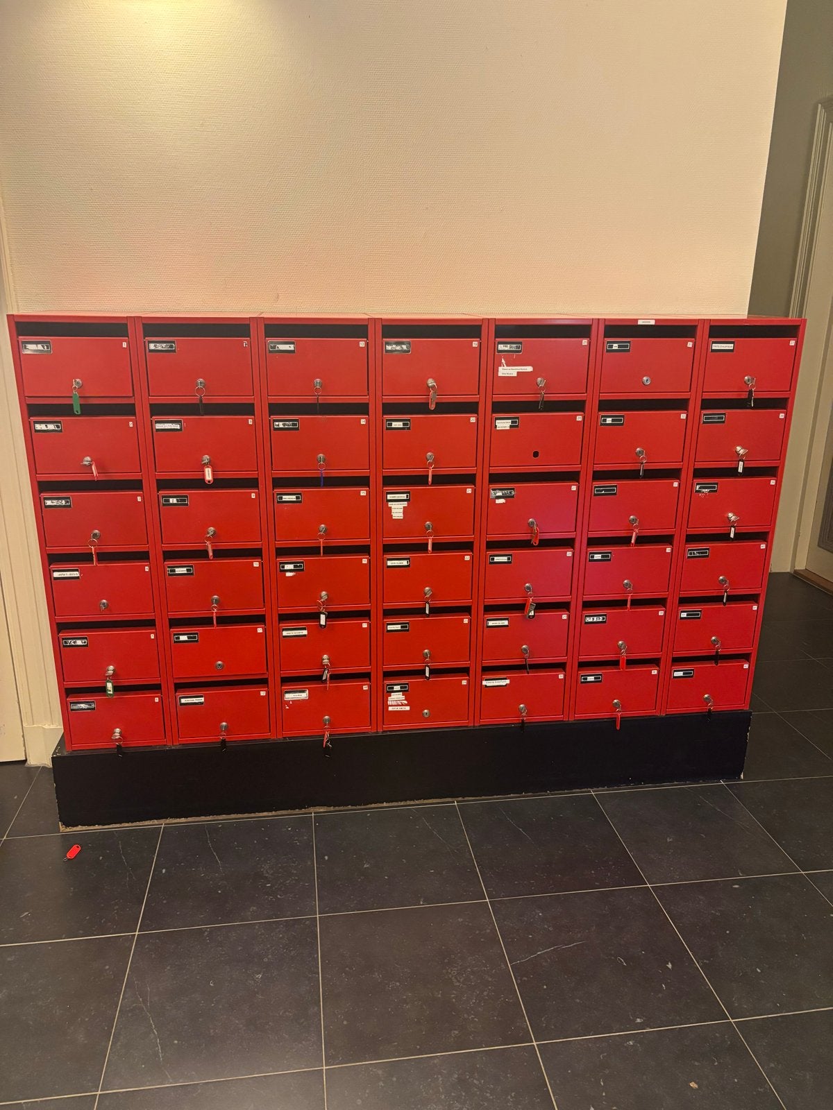 Grote brievenbuskast met 42 individuele postvakken, Ophalen, Gebruikt, Inbouw, Staal