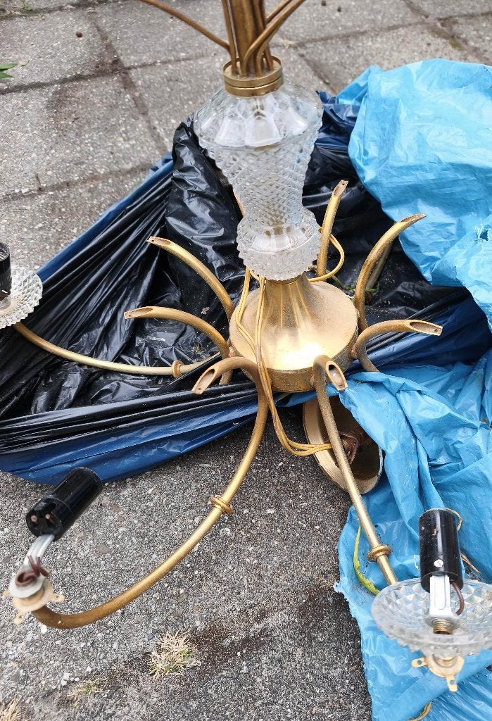 oude kapotte kroonluchter met kristallen onderdelen, Ophalen, Gebruikt, Glas