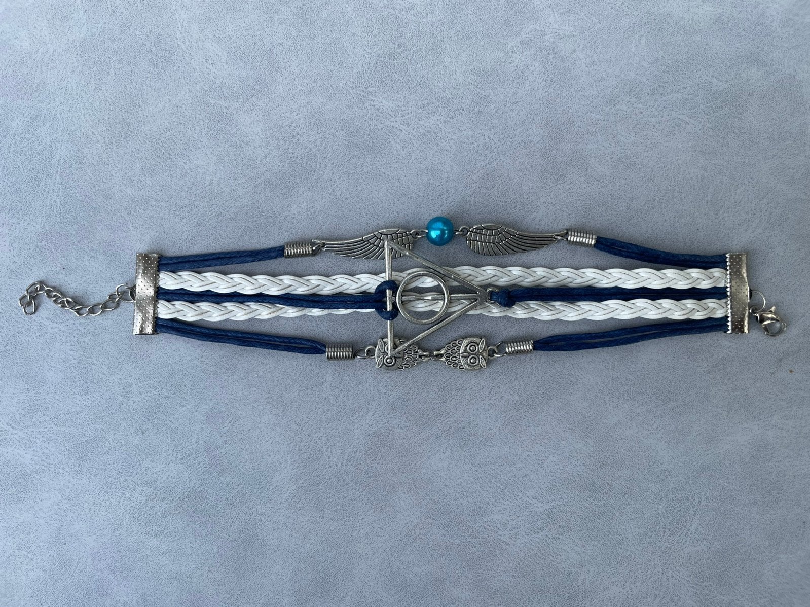 Blauw-witte gevlochten armband met bedels, Overige materialen, Gebruikt, Blauw, Ophalen of Verzenden