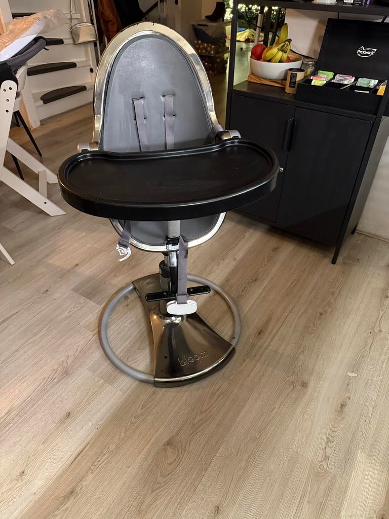 BLOOM kinderstoel met accessoires, Kinderen en Baby's, Kinderstoelen, Ophalen of Verzenden, Gebruikt, Meegroeistoel, Afneembaar eetblad