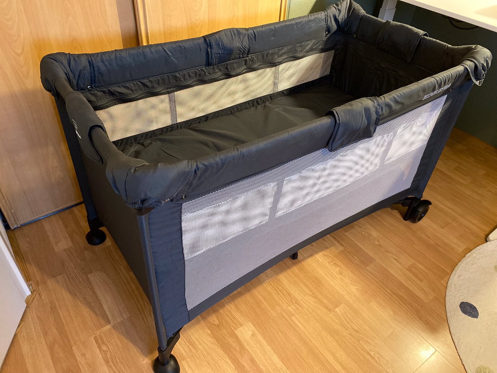 Koelstra campingbedje donkerblauw incl matras, Kinderen en Baby's, Babywiegjes en Ledikanten, Zo goed als nieuw, Reisbedje, Ophalen