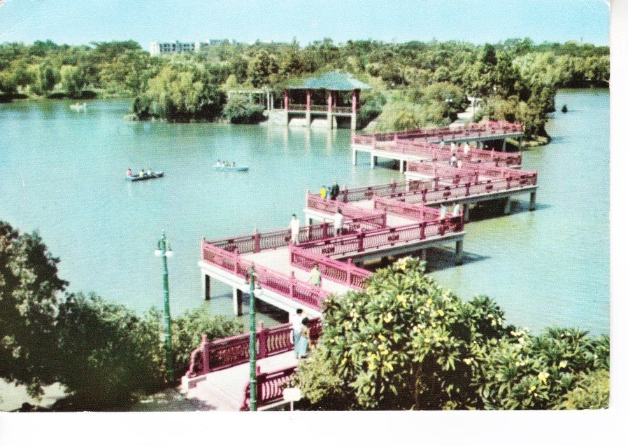 Oude ansichtkaart China - Park met brug en water. 20-07, Ophalen of Verzenden, 1960 tot 1980, Gelopen, Buiten Europa