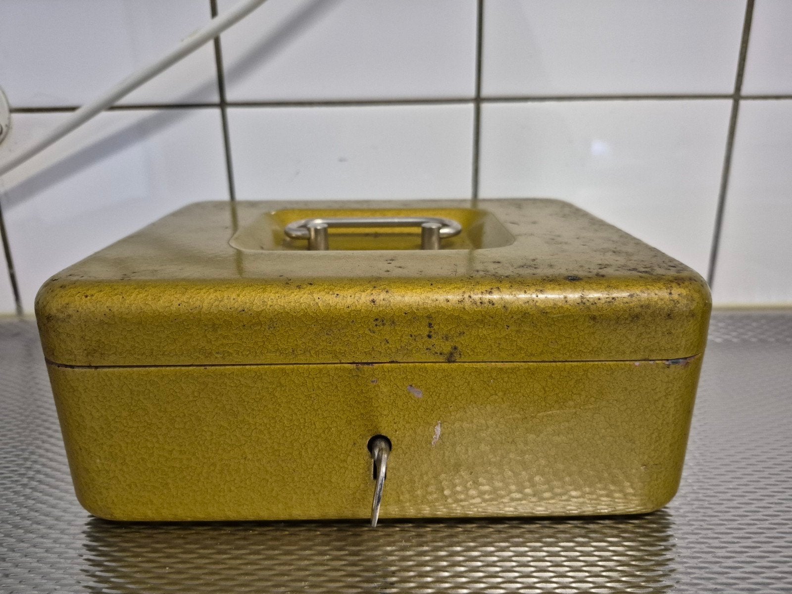 Vintage Geldkistje met Sleutel - Goudkleurig, Vintage, Gebruikt, Ophalen of Verzenden, Goud