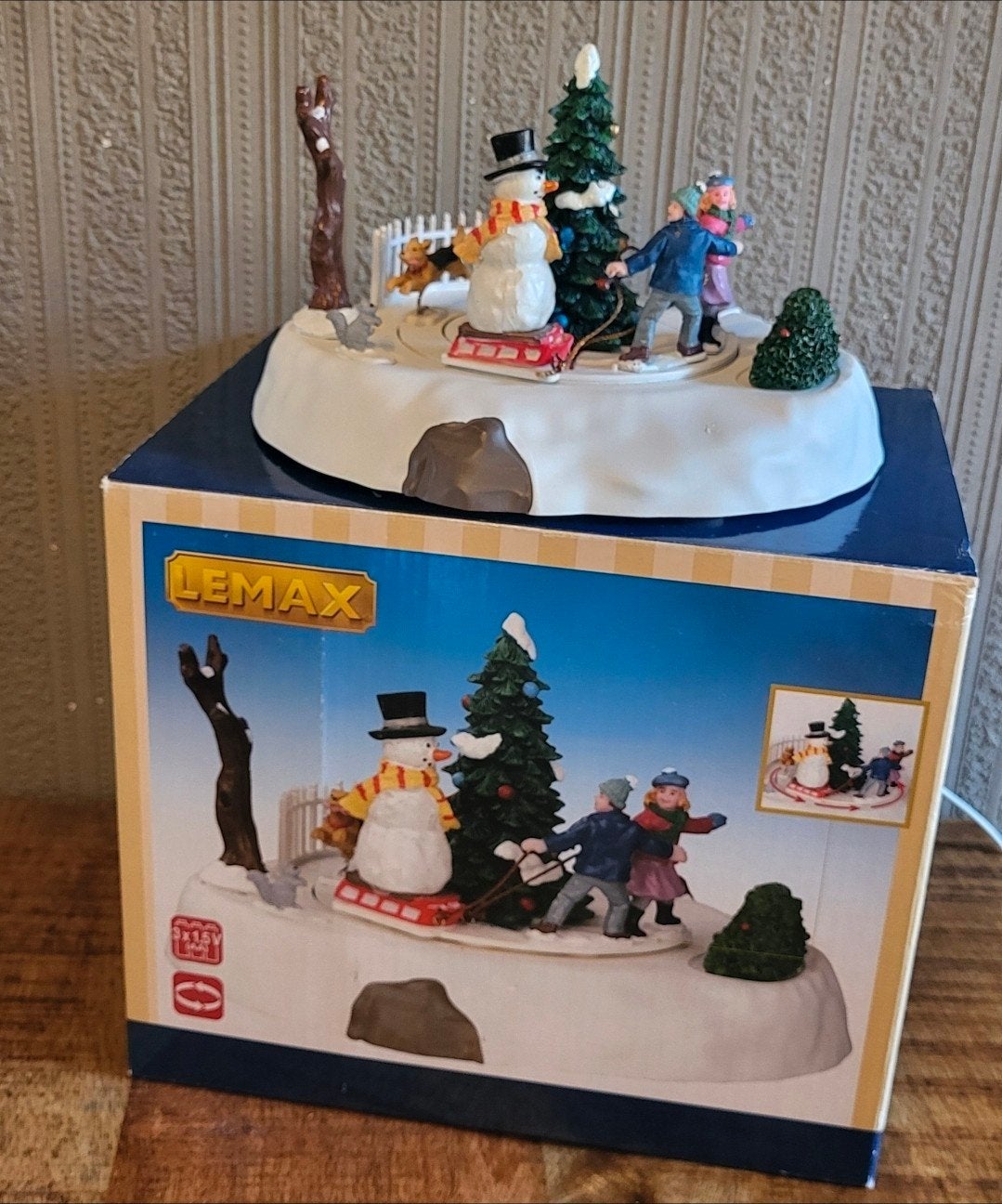 Lemax "One Of The Gang"  Bewegend Kerstdorp Tafereel, Ophalen of Verzenden