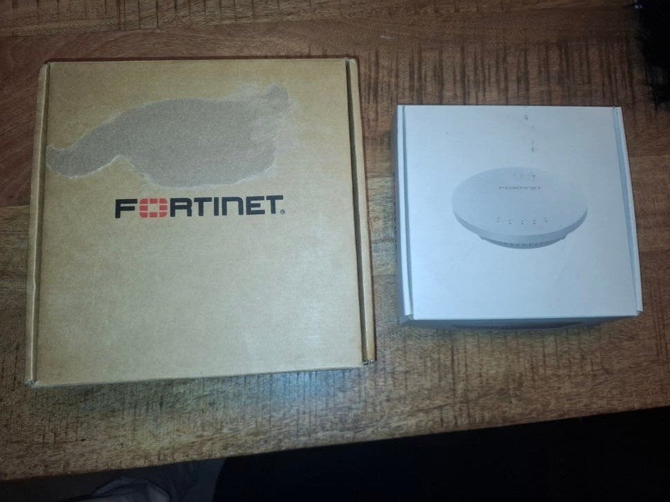 FortiAP 221C en FortiAP 221EV Access Points, Ophalen of Verzenden, Zo goed als nieuw, Router, Fortinet