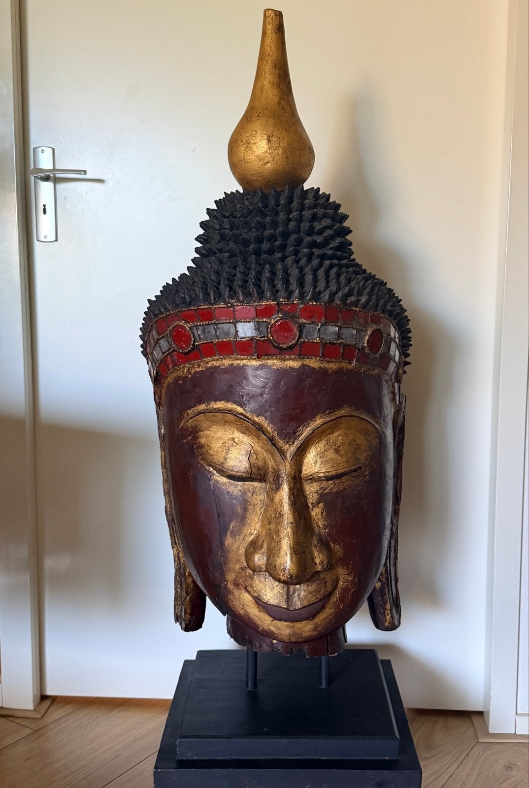 Groot Boeddha Hoofd Beeld - Houtsnijwerk met Gouden Details, Antiek en Kunst, Ophalen, Handgemaakt, 1 meter - 2 meter, Beeld