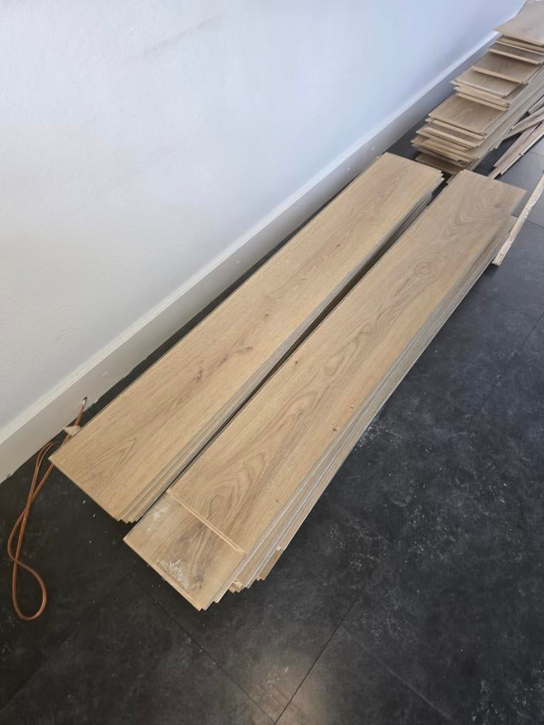Partij laminaat vloer eiken 21 m² + plinten, Ophalen, Gebruikt, 50 tot 150 cm, 10 m² of meer