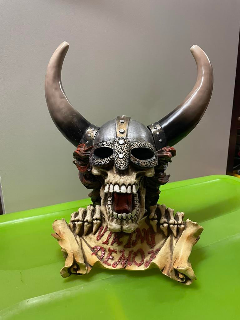 Grote handgeschilderde doodskop skull schedel viking mancave, Verzamelen, Beelden en Beeldjes, Ophalen of Verzenden, Zo goed als nieuw