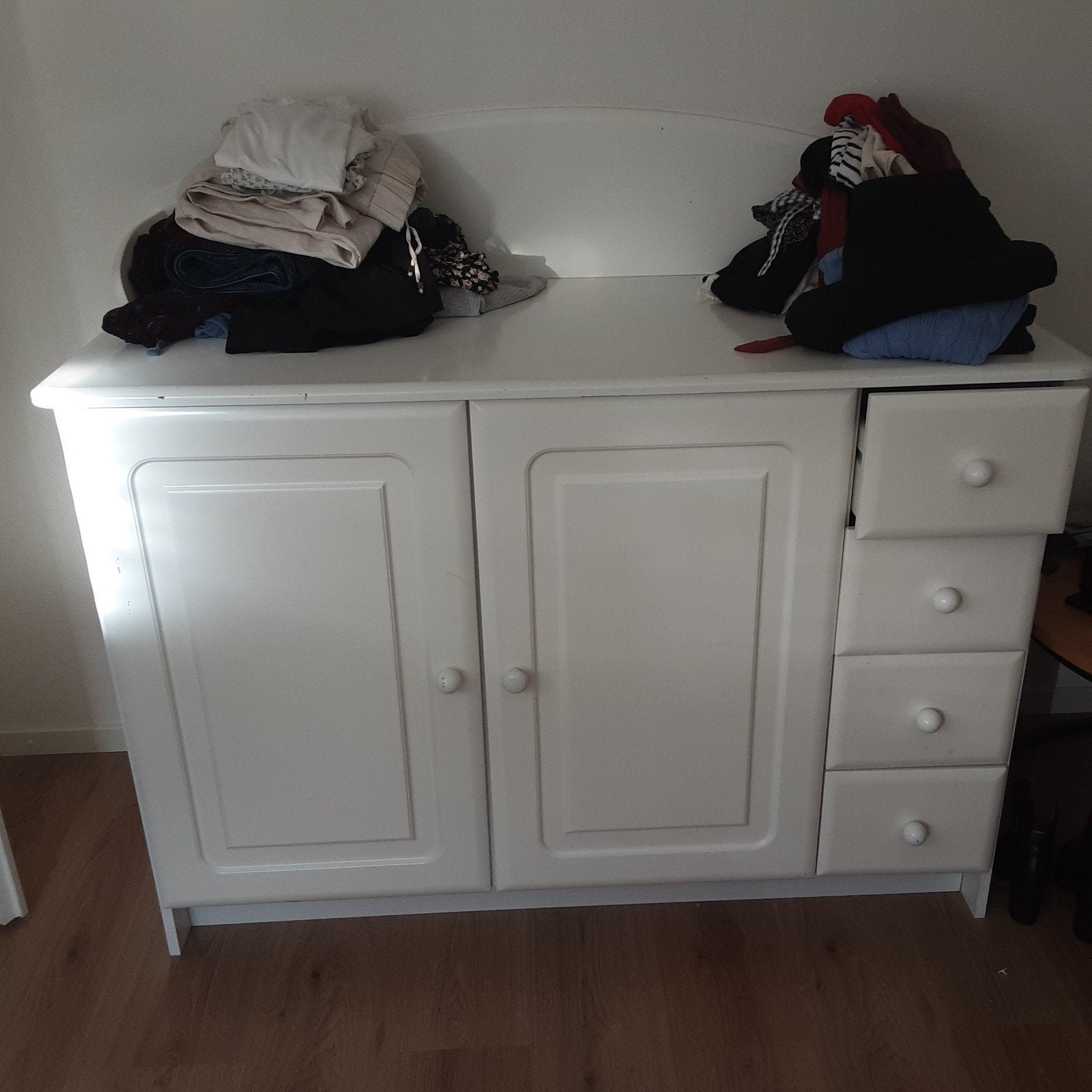 Witte commode met 2 deuren en 4 lades, Kinderen en Baby's, Kinderkamer | Commodes en Kasten, Gebruikt, Commode, 90 tot 105 cm