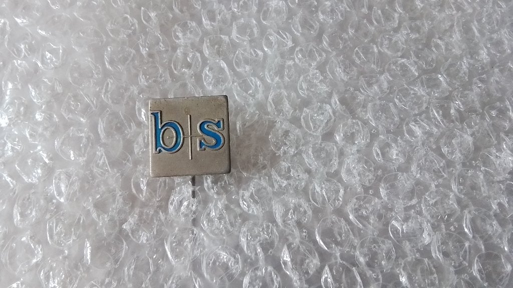 Speldje B.S mij onbekend, Verzamelen, Speldjes, Pins en Buttons, Ophalen of Verzenden, Zo goed als nieuw, Overige onderwerpen