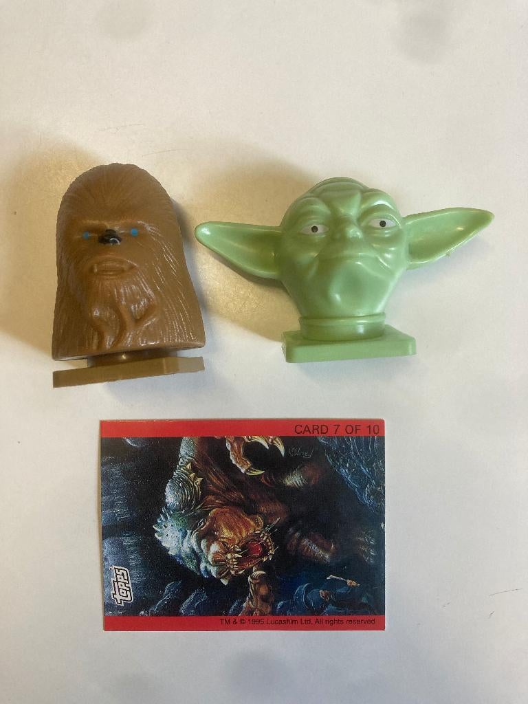 2 1995 Topps candy container heads + card Yoda Chewbacca, Ophalen of Verzenden, Zo goed als nieuw, Actiefiguurtje