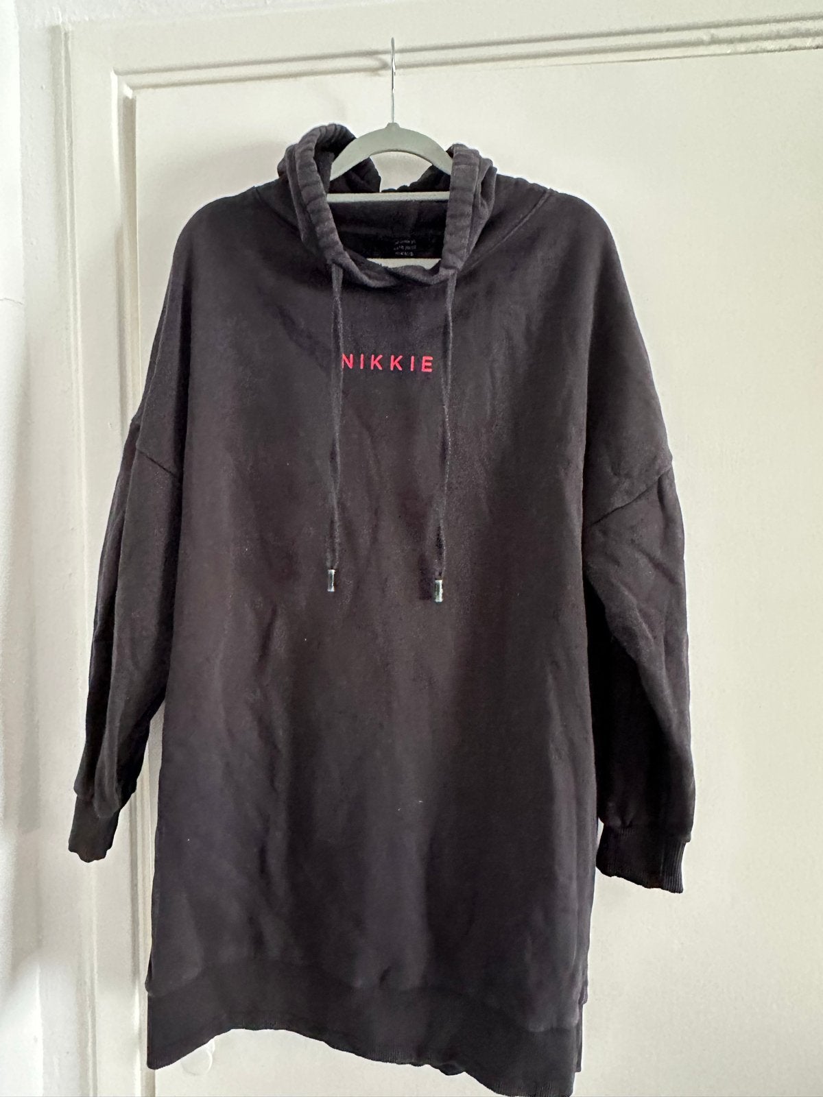 Nikkie hoodie jurk 'Hungry for the Night' - Maat 34, Zwart, Ophalen of Verzenden, Maat 34 (XS) of kleiner, Gedragen