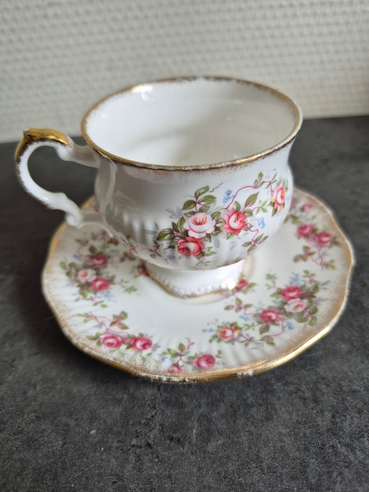 Engelse kop en schotel Elizabethan vintage, Ophalen of Verzenden, Zo goed als nieuw, Porselein, Kop en/of schotel