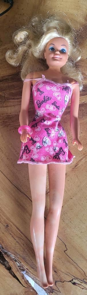 Barbie pop met roze jurk en armband, Ophalen of Verzenden, Gebruikt, Barbie