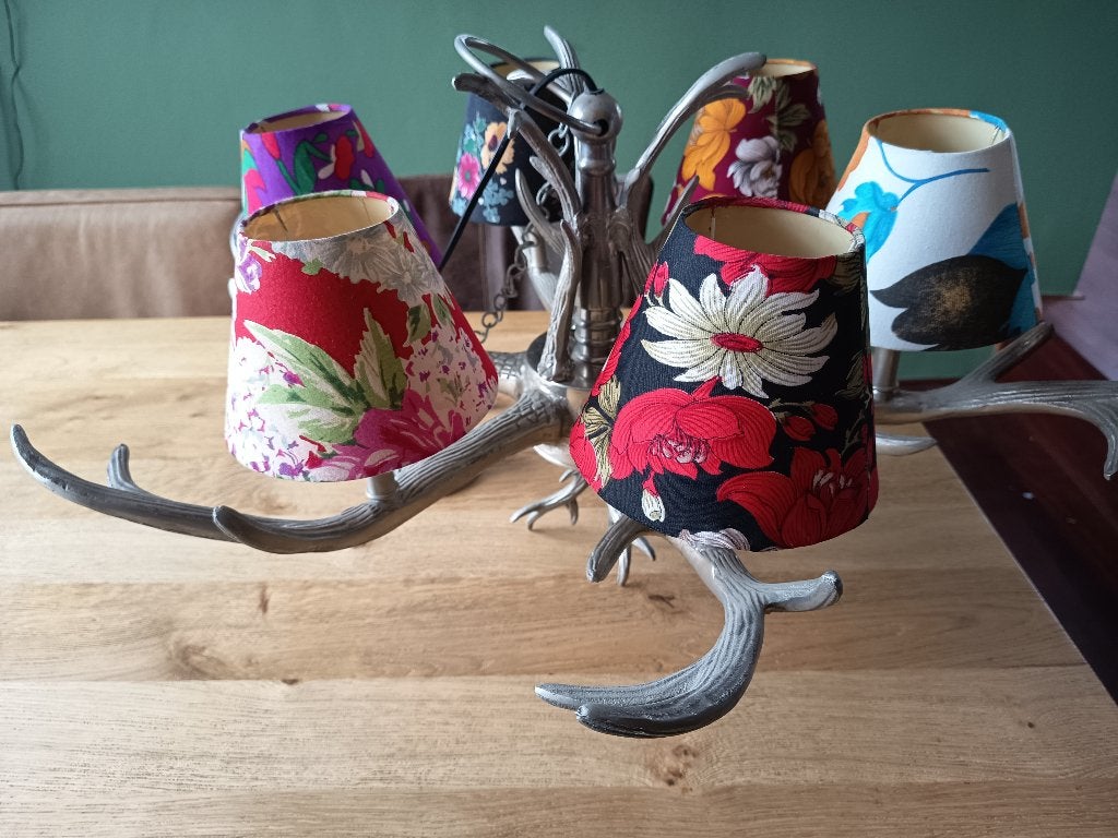 unieke kroonluchter met stalen gewei en fleurige kapjes, Ophalen, Gebruikt, Klassiek, modern, landelijk, eigentijds, Metaal