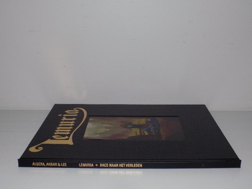Lemuria - 03_HC_L_Race naar het verleden [27_50, tekening], Boeken, Eén stripboek, Ophalen of Verzenden, Zo goed als nieuw, Akbar, Rully