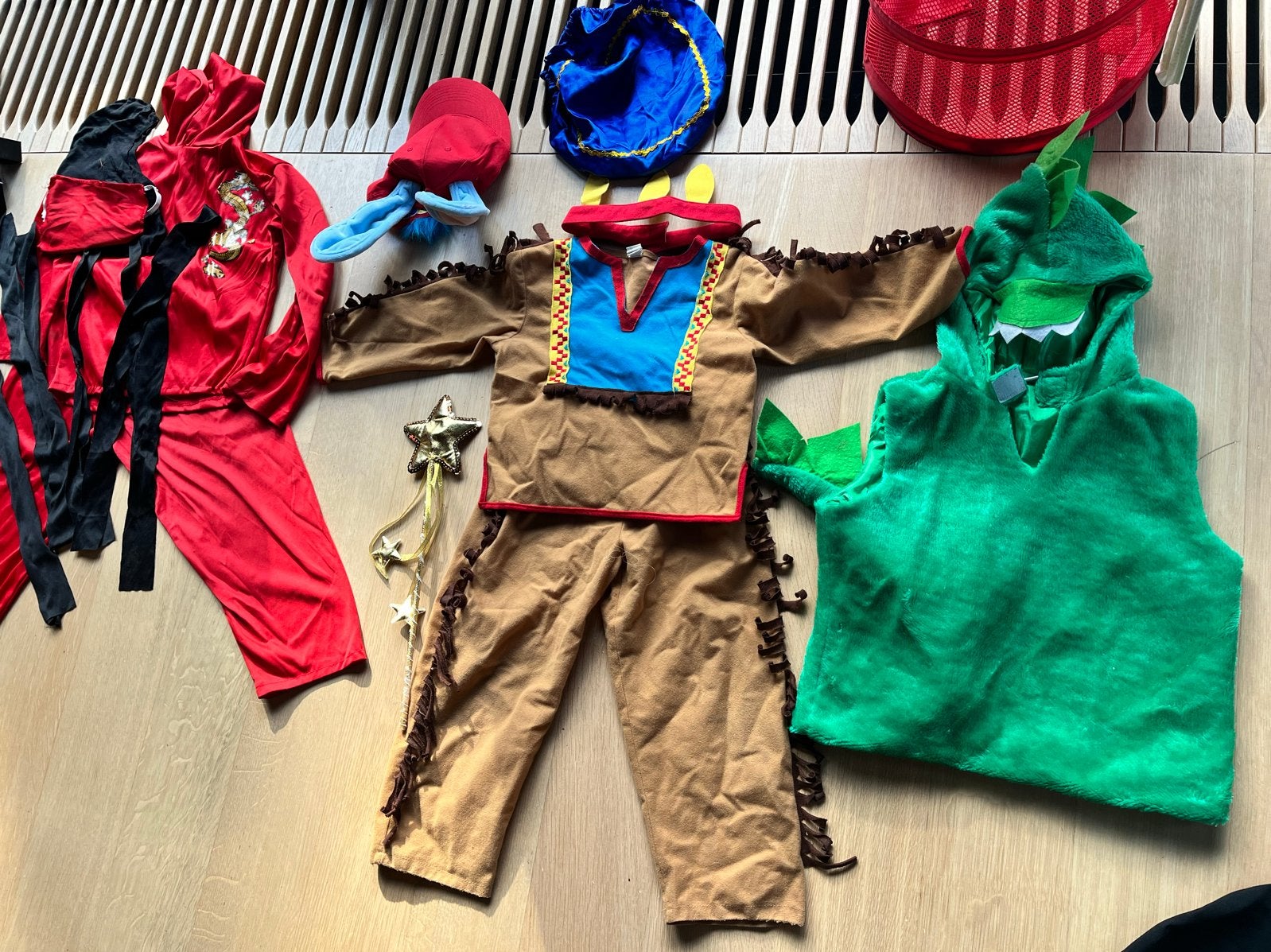 Verkleedkleding voor kinderen - Diverse kostuums, Kinderen en Baby's, Ophalen, Gebruikt, 122 t/m 128, Jongen of Meisje